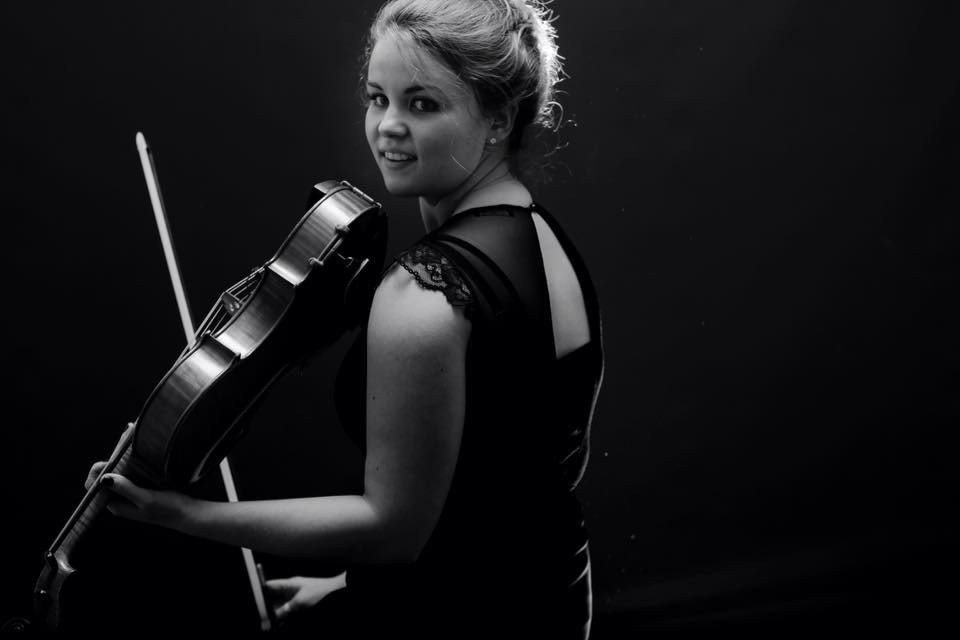 Read more about the article Heather Hawken, Freelance Viola Player Sharing Her Personal Mission in the Classical Music Industry